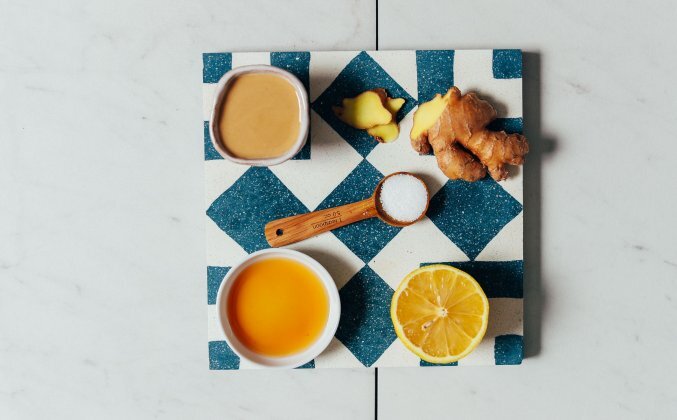 1. Подготовьте ингредиенты. В миску среднего размера добавьте тахини, лимонный сок, кленовый сироп, морскую соль и имбирь.