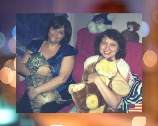 Кот Вася, моя подруга и я. 2009 год. У Васи такие зеленющие глаза!!