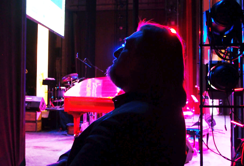 Валерий Гроховский за сценой гала-концерта международного конкурса «Мир джаза» (фото © Наталья Кравченко, «Джаз.Ру»)