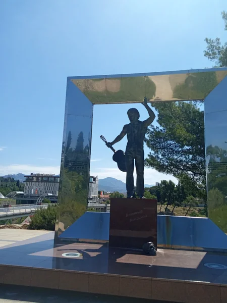 Памятник В.С. Высоцкому рядом с Московским мостом