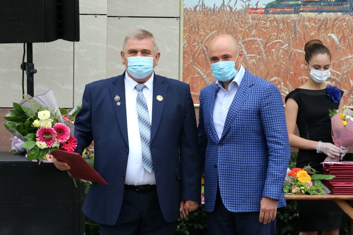 Глава КФХ «Каменев» Александр Каменев и Глава администрации Липецкой области Игорь Артамонов