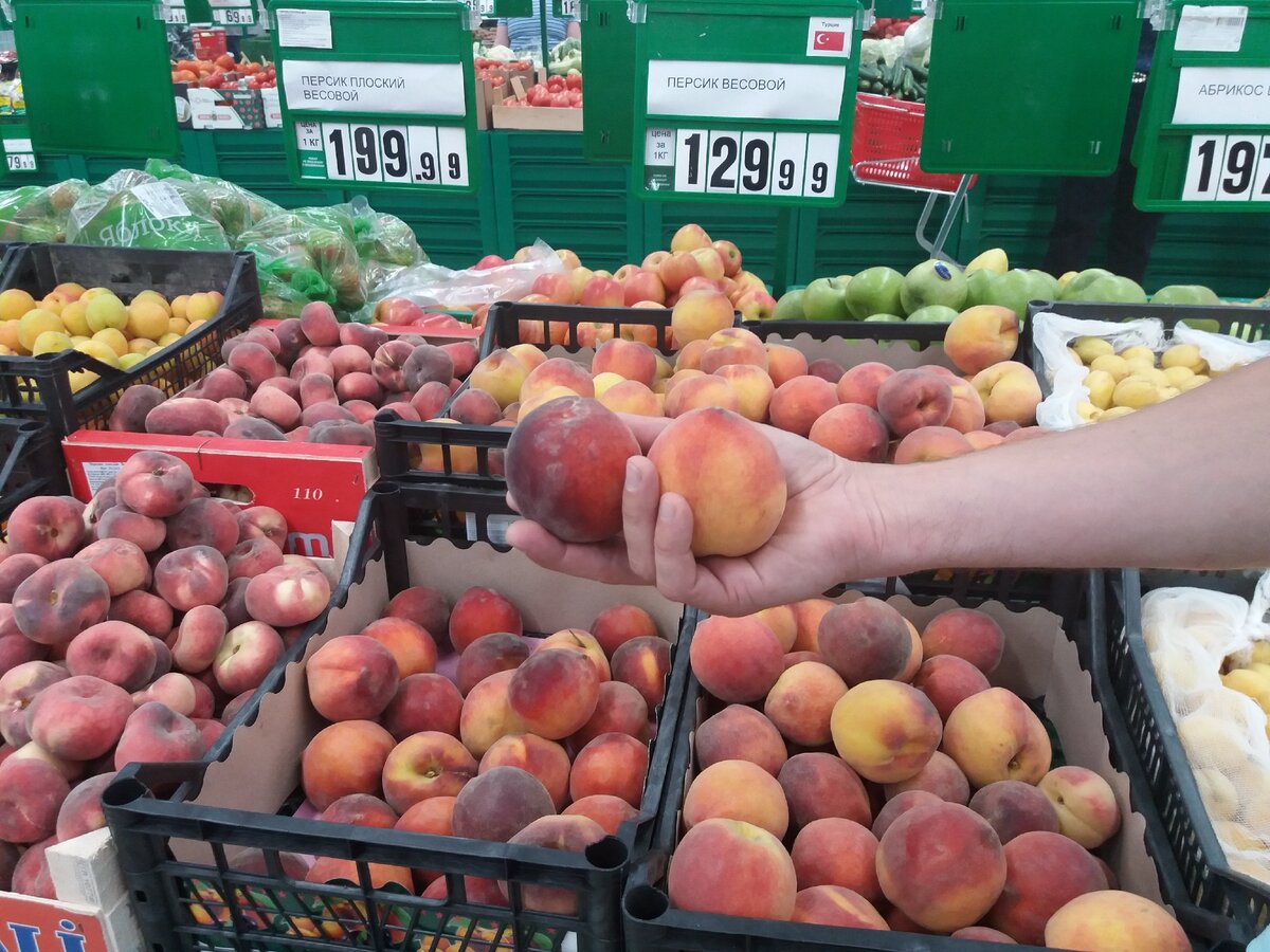 2 4 всех фруктов составляют персики. Персики в магазине. Персик на рынке с ценой. Мальчик с персиками. Персики магазинные.