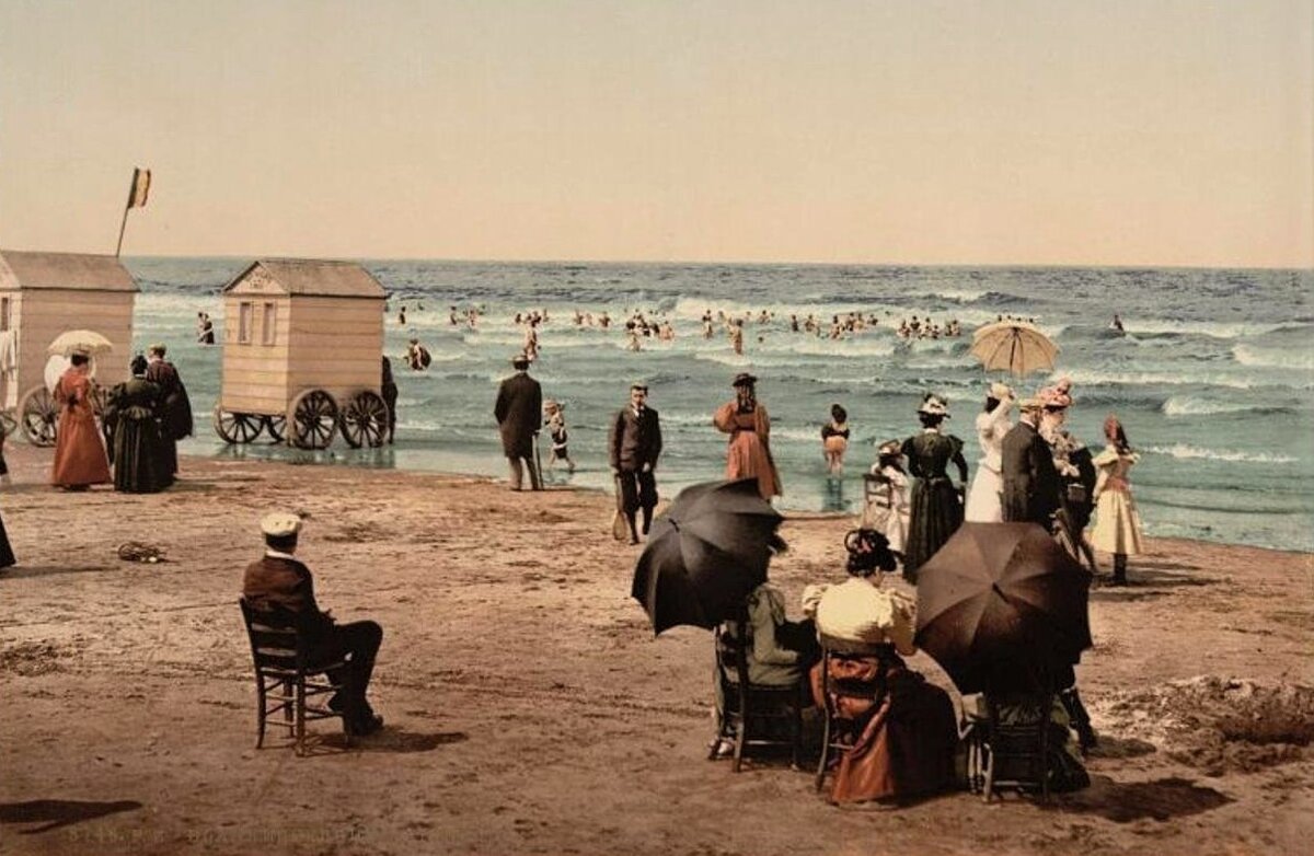 Пляж и английские купальные машины 19 века. Источник helionews.ru
