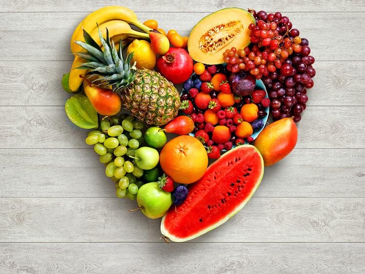              Фрукты должны присутствовать в ежедневном рационе человека. Они содержат различные витамины, минералы и другие полезные компоненты. Диетологи утверждают, что лучше употреблять в пищу плоды, произрастающие в стране проживания человека. Какие фрукты самые полезные? Об этом расскажем ниже.