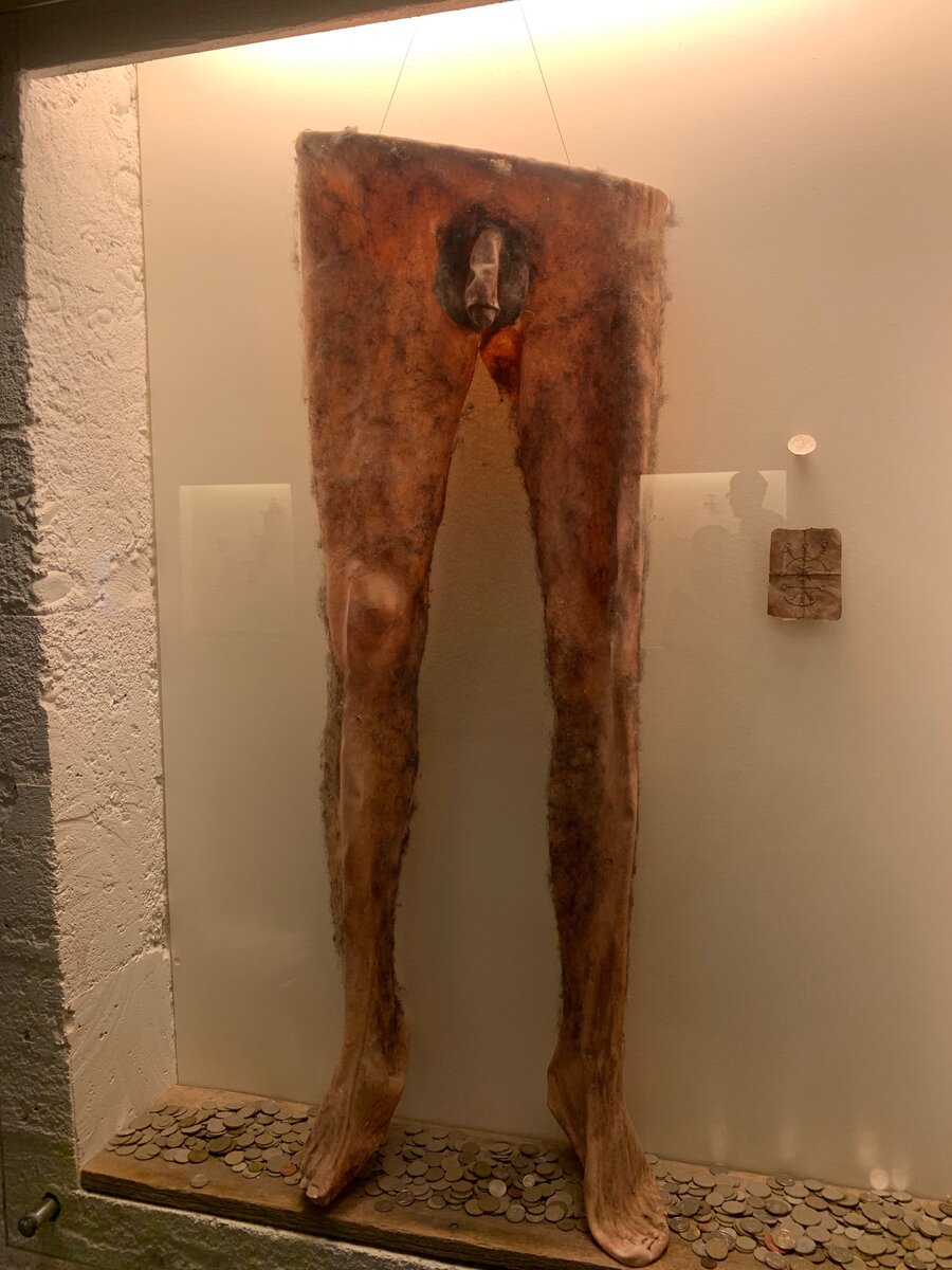 «Штаны мертвеца» (муляж, конечно!) из Музея магии в Исландии. Фото автора.