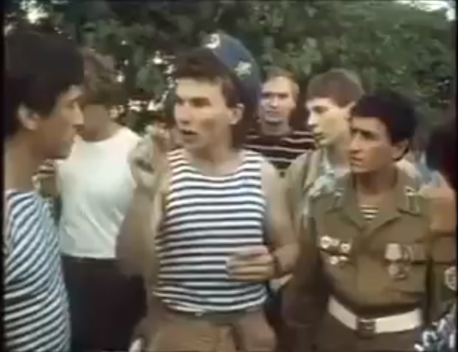 Десантники спорят между собой. Парень защищает Горбачева