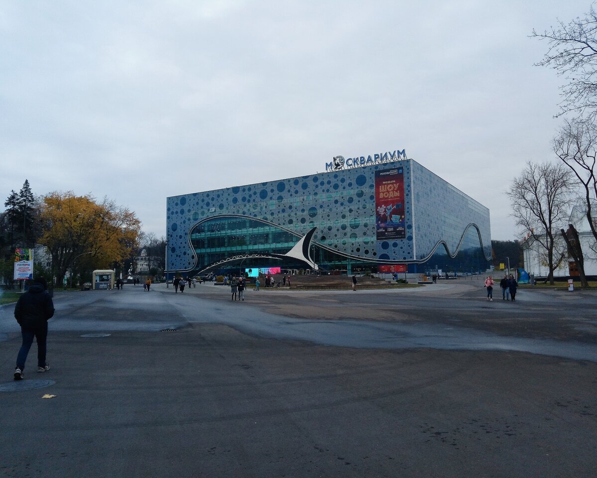 снаружи серость, внутри - красочный мир