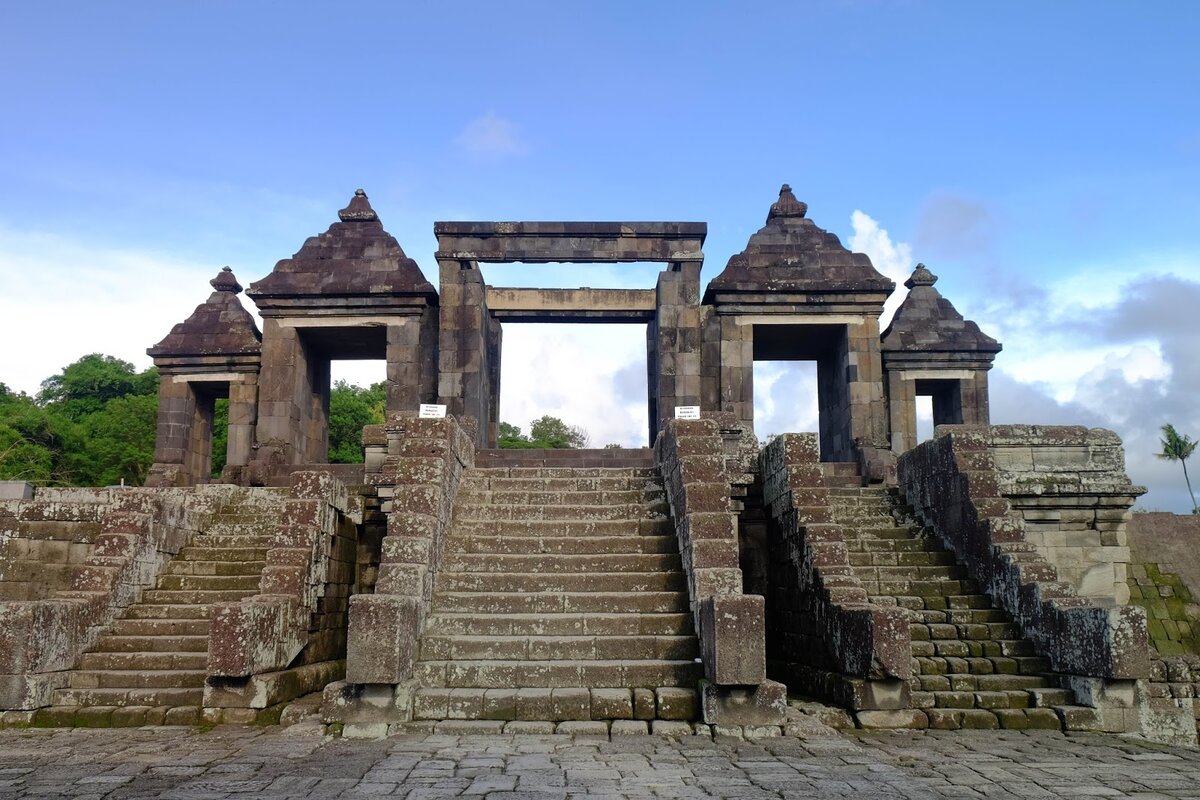 Рату Боко. Источник фото: https://www.ardiyanta.com/2016/06/kraton-candi-ratu-boko-jogjakarta.html