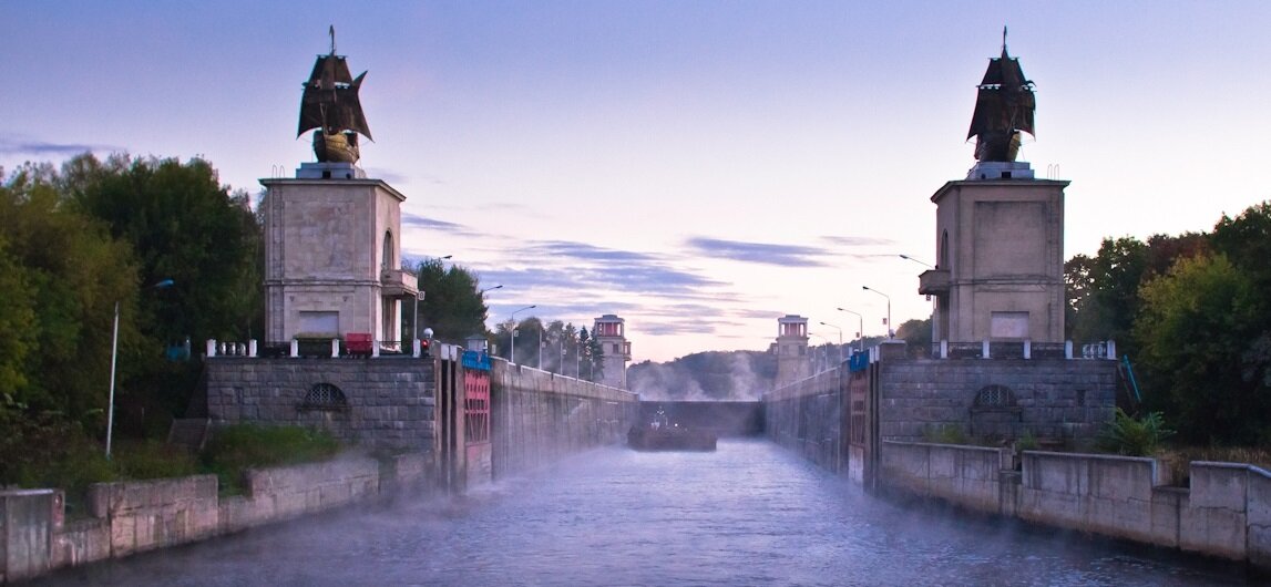 вход в шлюз № 3 со стороны Дубны (фото с сайта cruiseinform.ru)