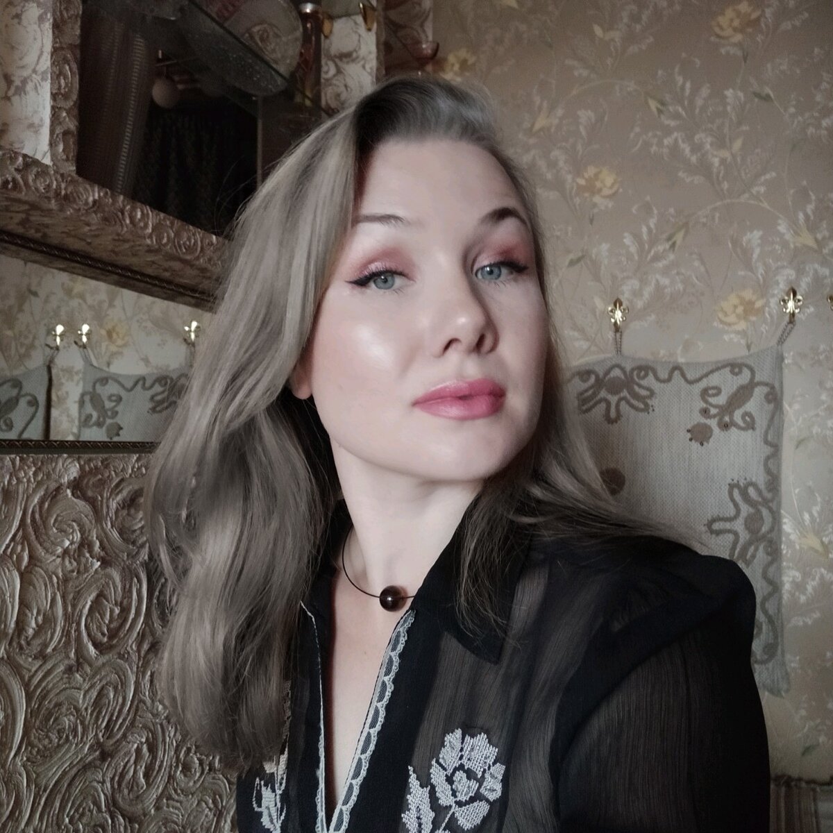 Немного поиграла с редактором, чтобы представить себя с седыми волосами.