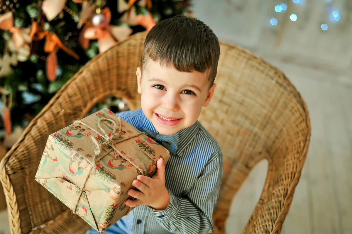 Как люди получают детей. Подарки для детей. Подарок мальчику. Ребенок с подарком в руках. Новогодние подарки для мальчиков.
