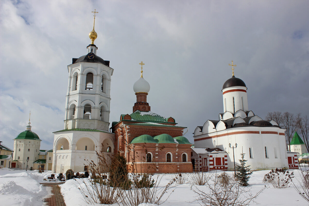 Об одном из самых красивых монастырей в России в 100 километрах от Москвы.  Выглядит как картиночка! | Самый главный путешественник | Дзен