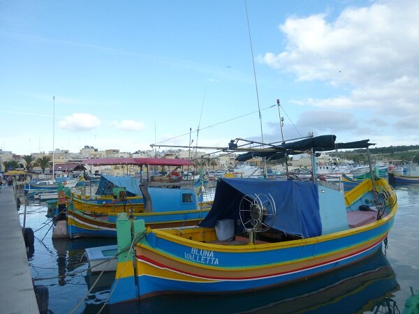 Лазурь моря, неба и лодки. Фото сделано автором и принадлежит автору 
