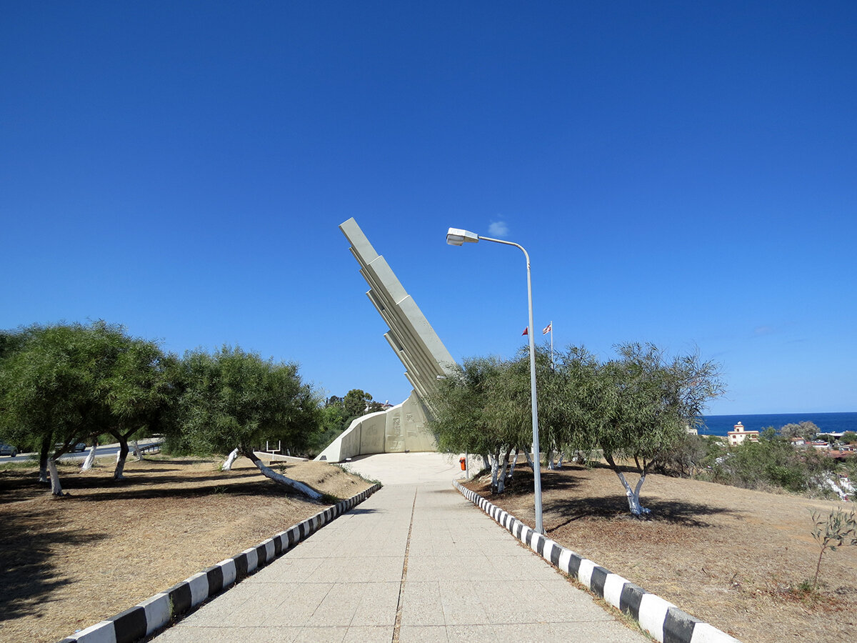 Стелла на месте высадки турецких войск в 1974 году, фото автора. Листайте галерею