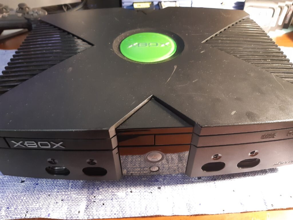 Издалека внешне он смотрелся нормально, но при ближнем просмотре, видно, что — жизнью побитый