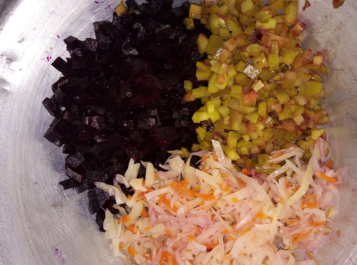 И салатик строгаю.