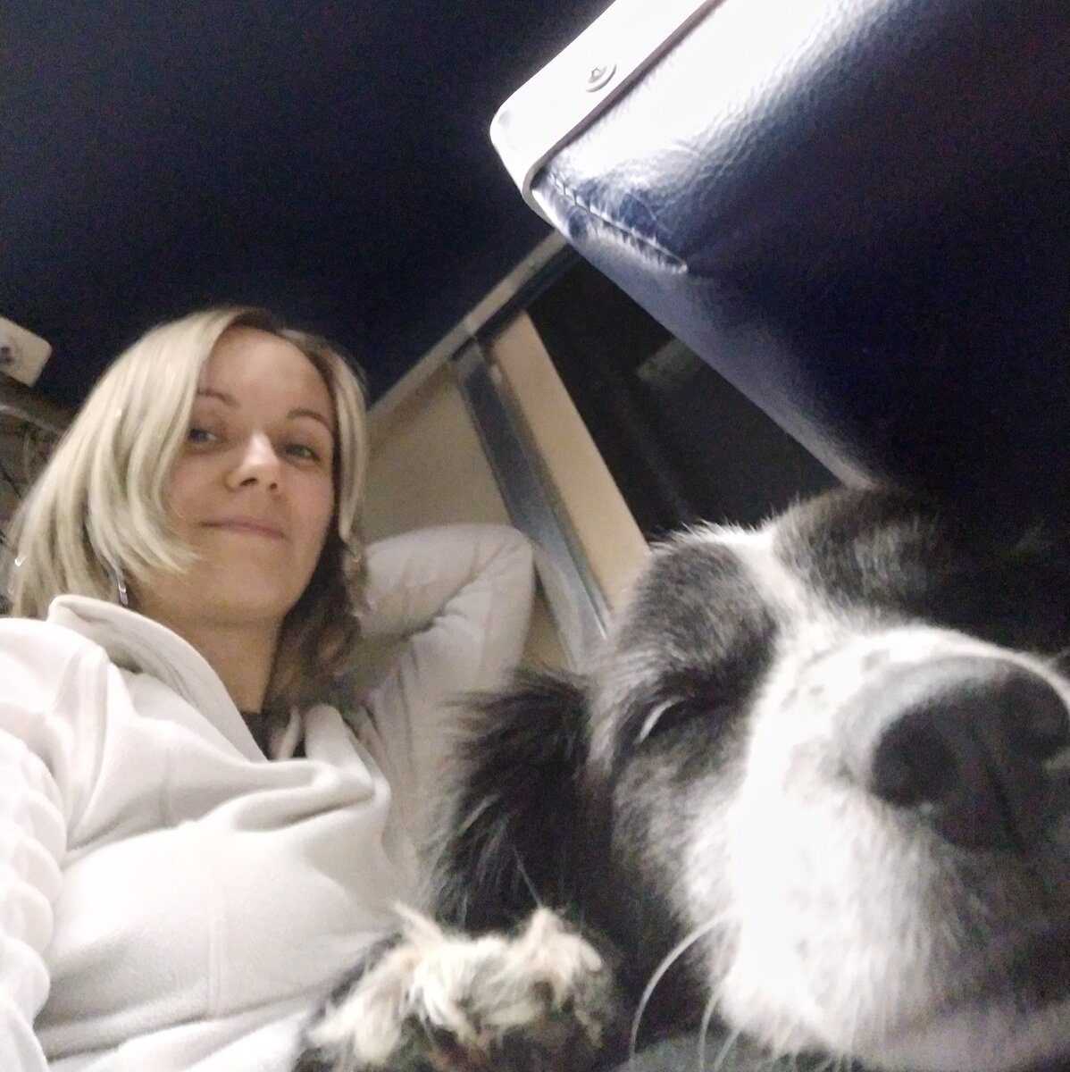 Часть пути проделали на боковушке в плацкарте. Нам не привыкать :)