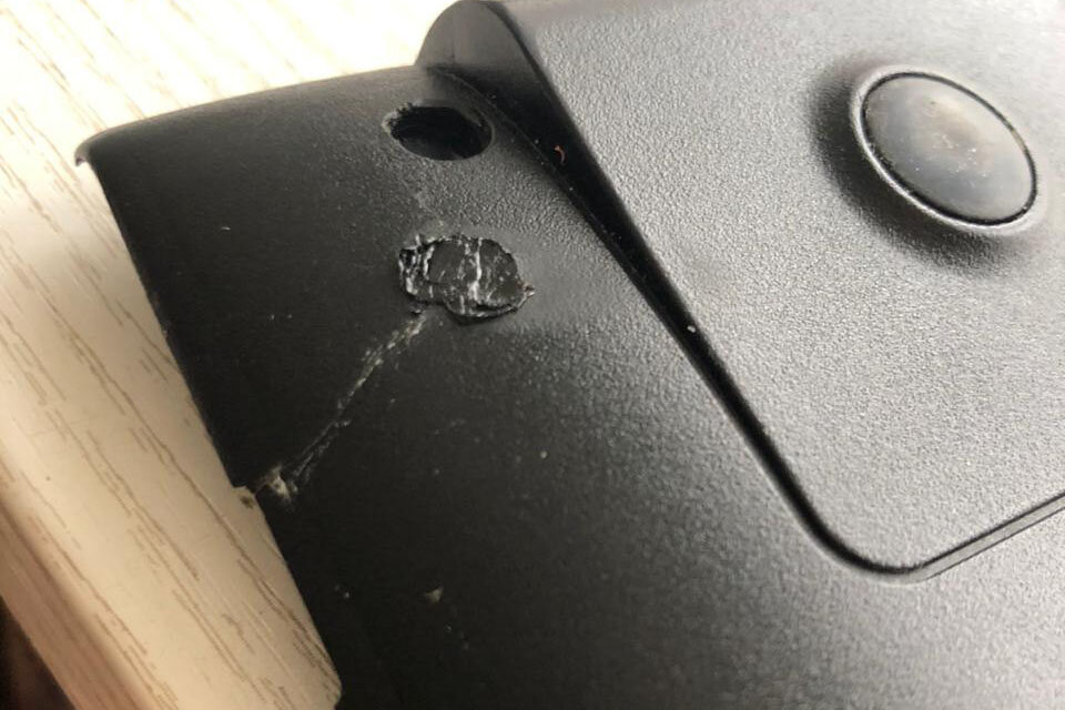 В этом месте с обратной стороны установлена резьбовая втулка.