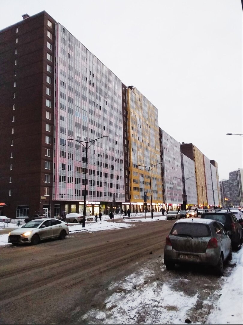 Еще на стадии строительства я дала название этому комплексу зданий-"Китайская стена" Как ни странно это название прижилось.