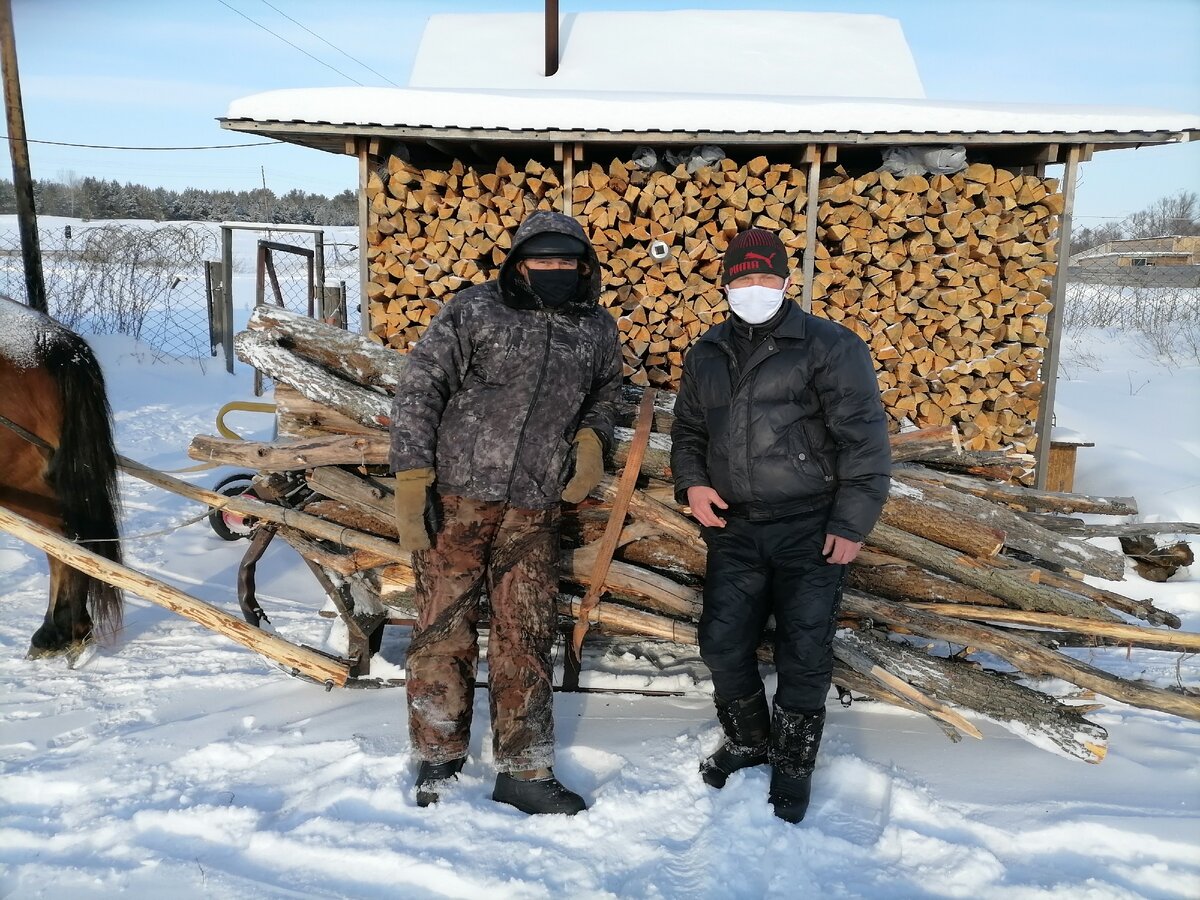 На фоне поленница из старого поста. Для идентификации. 