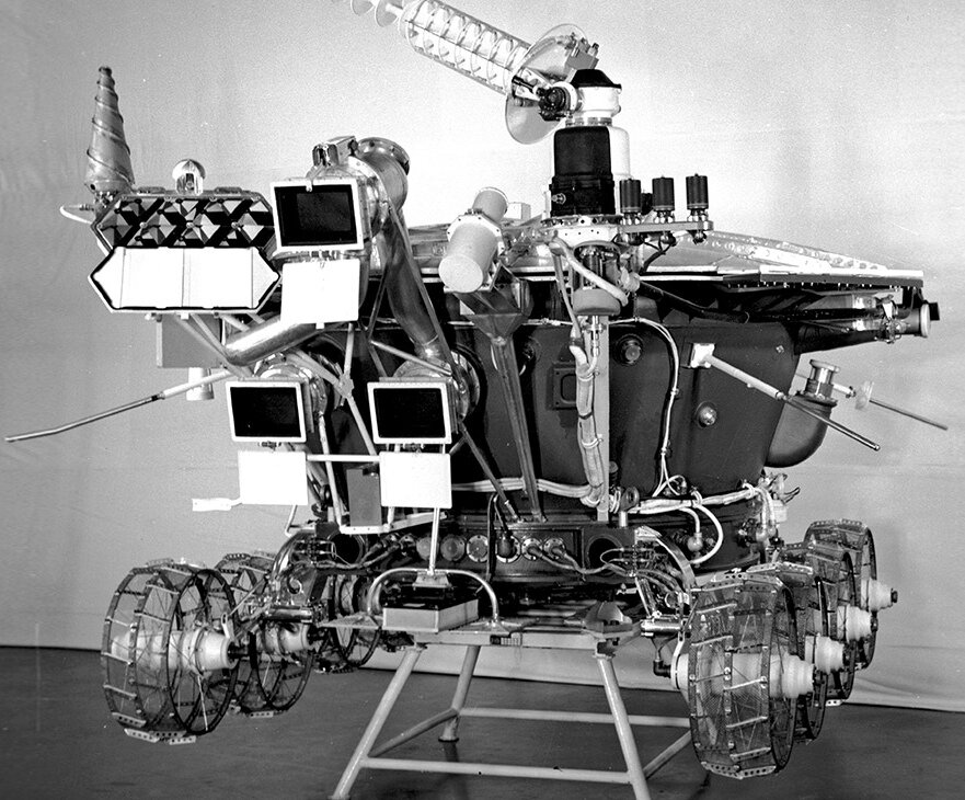 Луноход-2. В составе своих приборов также имел 4 телефотометра с обзором в 360° по вертикали и горизонтали. 