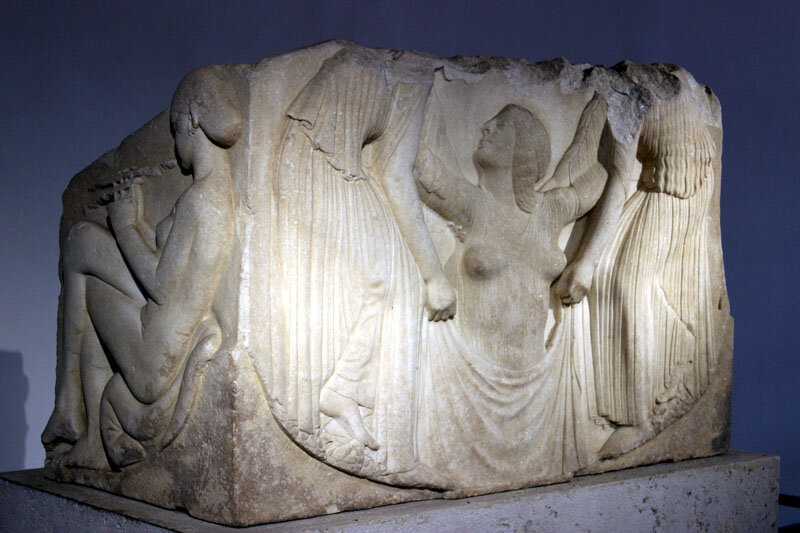 "Трон Людовизи" 460-450 гг. до н.э. Изображается рождение Афродиты из морской пены