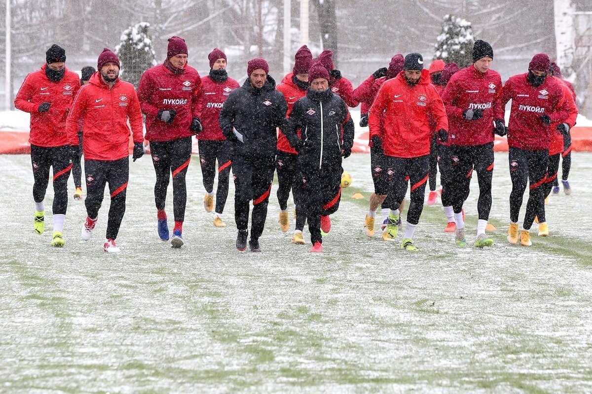 Тренировки "Спартака" в Тарасовке проходят по расписанию

"Команда живёт в Тарасовке, тренировки, несмотря на снегопад, проходят по расписанию. Сегодняшняя тренировка тоже", - заявили в пресс-службе.