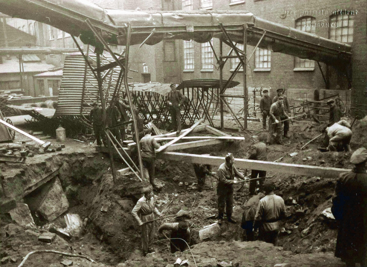 Разрушение шинного завода в Фениксе в декабре 1943 года и зачистка подневольными рабочими и военнопленными.