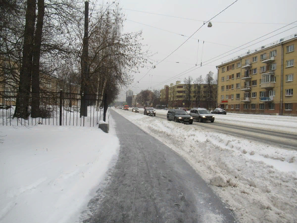 Поневоле вспомнишь все тот же  наш СССР. Когда по улицам ходили транспортеры, сзади них  Камазы- и   в них  ссыпался снег. Один  Камаз  загружается, а другой уже  стоит  дожидается!! Где-то все эти уборщики теперь? А нет их! Папы с  детьми  ходили рядом - смотрели, потому что очень интересно работали эти  снегоубиратели!!