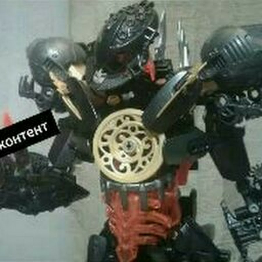 Слева написано: "Годный контент" и Макута держит эти слова в руках ( в прямом смысле). Видео взято из ютуб-канала Jack 1634 .