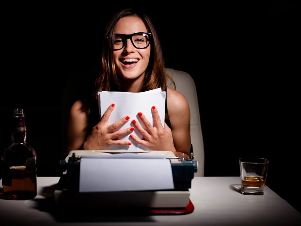 

Я занимаюсь углубленно соцсетями минимум три года. И знаешь, что я поняла за этот период? Только лишь десятая часть бизнеса в соцсетях реально зарабатывает на своих площадках. 

1. Что бы вам там не говорили smm-щики, но продвигать соцсети стало значительно сложнее. Потому что ВК и Инстаграм - это бизнес. А мы находимся внутри чужого бизнеса. Это первое, что нам нужно усвоить. 

2.  Второе - популярность соцсетей растет. Раньше предрекали рост только мессенджеров, тенденцию к уединению, усталость от соцсетей, но маркетологи ошиблись. Соцсети точно не умрут, потому что именно здесь мы чувствуем себя не одинокими. В общем, рост аудитории, а значит ваших потенциальных клиентов, только усилился.

3. Третье откровение. Соцсети - это инструмент маркетинга в вашей компании. Их нельзя вести от балды, а половина клиентов так и делает - просто выкладывает посты и лишь некоторые настраивают таргет, но все равно ничего не работает.

Мне так и говорят на консультациях - я настраиваю таргет и пишу посты, но КЛИЕНТОВ НЕТ и ЛИДОВ ТОЖЕ. И это правда, дорогой читатель. У каждого десятого, кто ко мне обращается, проблема одна - нет системных продаж.

Три года назад я задумалась над причиной. Ну почему так происходит? Есть же аудитория и достаточно теплая!

Здесь есть несколько причин:
1. Нет команды SMM, то есть маркетингом занимается один человек, у которого помимо вашего еще 50 проектов. Я знаю пример, когда девушка брала 20 аккаунтов по бьюти, каждый клиент ей платил за контент 19 тыс. руб, а она выкладывала одинаковые посты во все проекты. Тут сто процентов не будет результата!

2. Подрядчики подобраны левой пяткой. Например, проект по автотематике ведет девушка-пешеход или таргет настраивается по наитию, без какого-либо анализа. Человеческий фактор в smm - не редкая, а частая проблема.

3. Есть команда, но каждый работает сам по себе. Нет общей концепции. Бывает так, что клиент, который выступает в роли маркетолога, даже стратегию не составил. Будет ли в этом случае результат? Как вы думаете, если у таргетолога задача набрать дешевых подписчиков, а у копирайтера продать (а дешевые подписчики оказались не целевыми)?

Ваши группа или аккаунт в Инсте подобны сайту. Они могут сами себя обеспечивать. Я знаю бизнесы, которые успешно работают без сайта и оффлайн-рекламы и обеспечивают себя только трафиком в соцсетях. Но при одном условии: во главе проекта стоит МАРКЕТОЛОГ.

Именно таким маркетологом являюсь я. В этом году я больше не работаю как подрядчик и не веду проекты, как контент-маркетолог. Вообще! И не даю работу своим ученикам!

Потому что все эти годы я работала по сути маркетологом - искала причину низких продаж в проекте, анализировала конкурентов, составляла стратегию, писала ТЗ дизайнерам, фотографам и автоматизаторам, искала в проект таргетолога, контентщика, дизайнера, продажника, разрабатывала скрипты для комьюнити-менеджера, составляла контент-стратегии для сторис, писала цепочки рассылок, реализовывала малобюджетные методы продвижения, организовывала целевые конкурсы, договаривалась с блогерами.

Если я долго работала маркетологом проектов, то почему не могу об этом заявить?

 Если у вас есть проект, в котором вам нужен оцифрованный РЕЗУЛЬТАТ, вы готовы к серьезной прокачке себя и своего бизнеса (минимизация бюджета - одна из приоритетных задач), то пишите, обсудим условия.