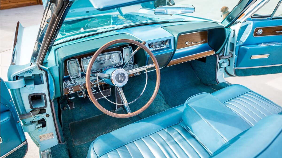 Lincoln Continental 1965 салон