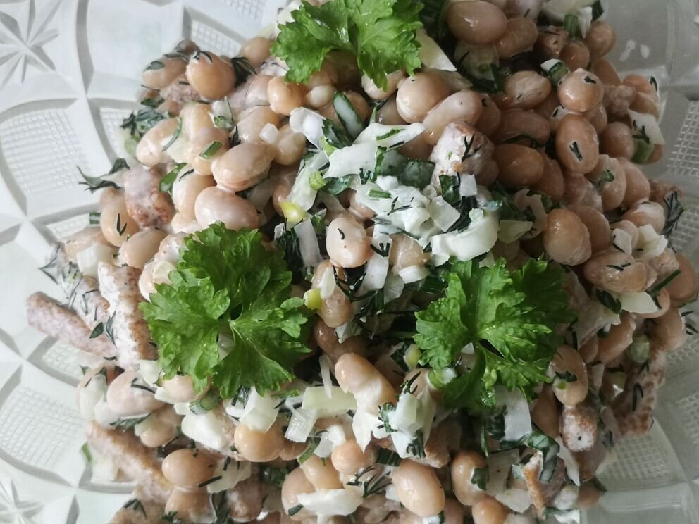 Салат из консервированной фасоли с сухариками. Фото из личного архива