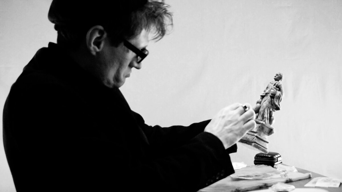 Цитата Юрия Инвестора: капиталистом станет каждый... и не просто станет, а станет, щё мама дорогхая, в полный рост, будь он мне так здоров как я ему щё-нибудь ещё пожелал. Фото Юрия Чумичева "Оценщик со статуей капиталиста" 2020.