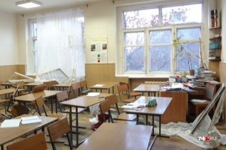 Разбитые стекла в школе Челябинска