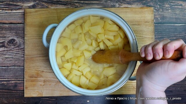 Картошка в духовке с помидорами и луком