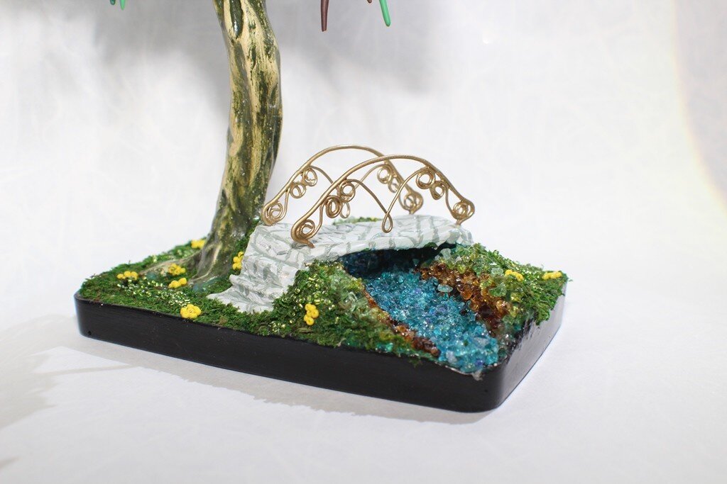 В роли салфетницы выступает мостик через ручей