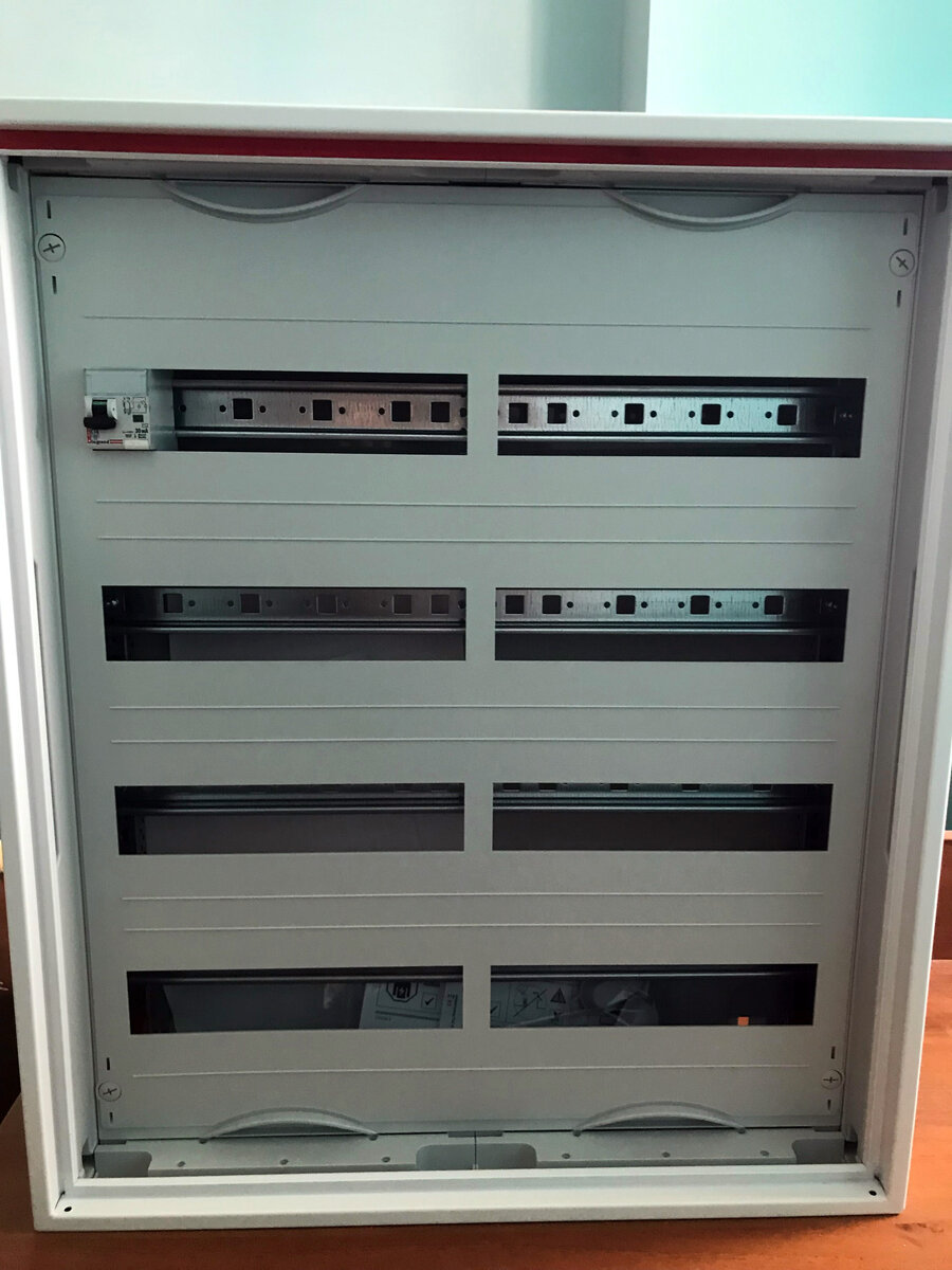 Новый щит ABB CA24V. Фото автора.