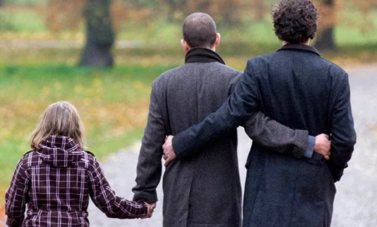 родитель 1 и родитель 2 карикатура. родители первые воспитатели. анархия и стакан портвейна. вместо мама и папа родитель 1 и родитель 2. картинки родитель 1 и родитель 2.