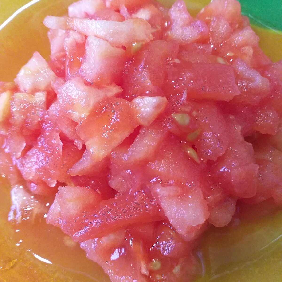 Также нарезаем помидор