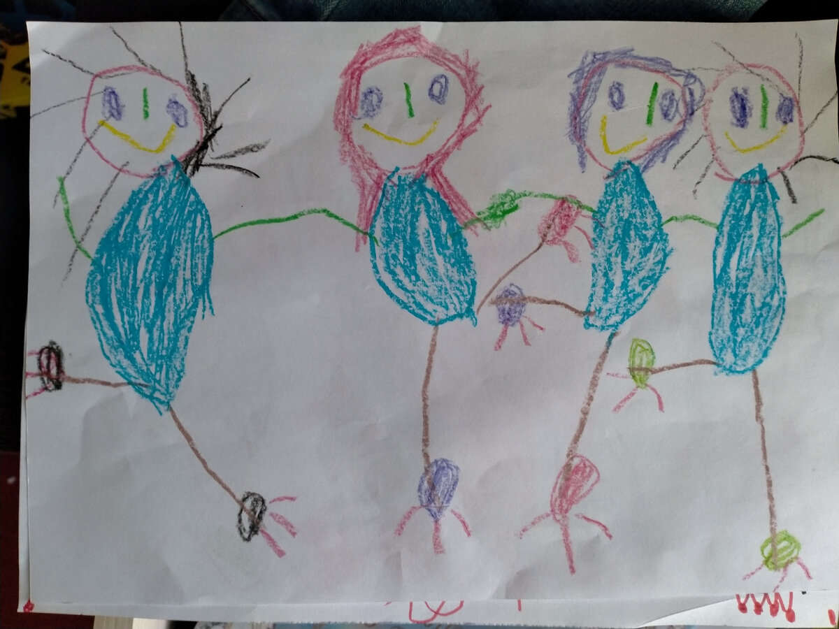 Дочка подарила мне подарок - свой рисунок. Наша семья. Думаю, понятно, кто девочки, кто мальчики.