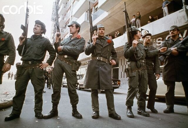 Португальскую "революцию гвоздик" 25 апреля 1974 можно не без оснований назвать самой красивой революцией в мире.
Как и почему она произошла?-4