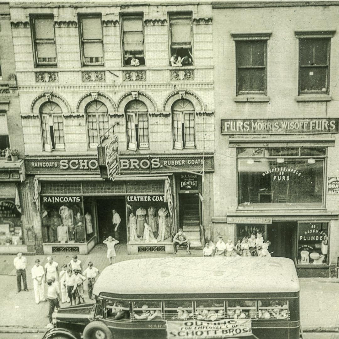 Магазин Schott в нижнем Ист-Сайде, Нью-Йорк. Фото 1933 года.