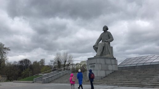 Памятник Константину Циолковскому на аллее Космонавтов