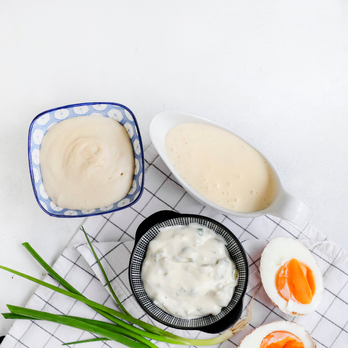 Соусы: фасолевый (слева вверху), сметанно-горчичный (справа вверху) и тартар (внизу)