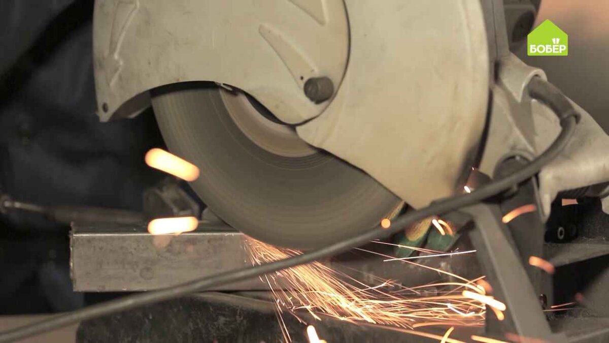 Обрезать заготовки можно и ручной болгаркой, но для больше  точности рекомендуется использовать монтажную пилу. Выставите пилу на  угол реза 45 градусов, зажмите заготовку и отпилите её по разметке.