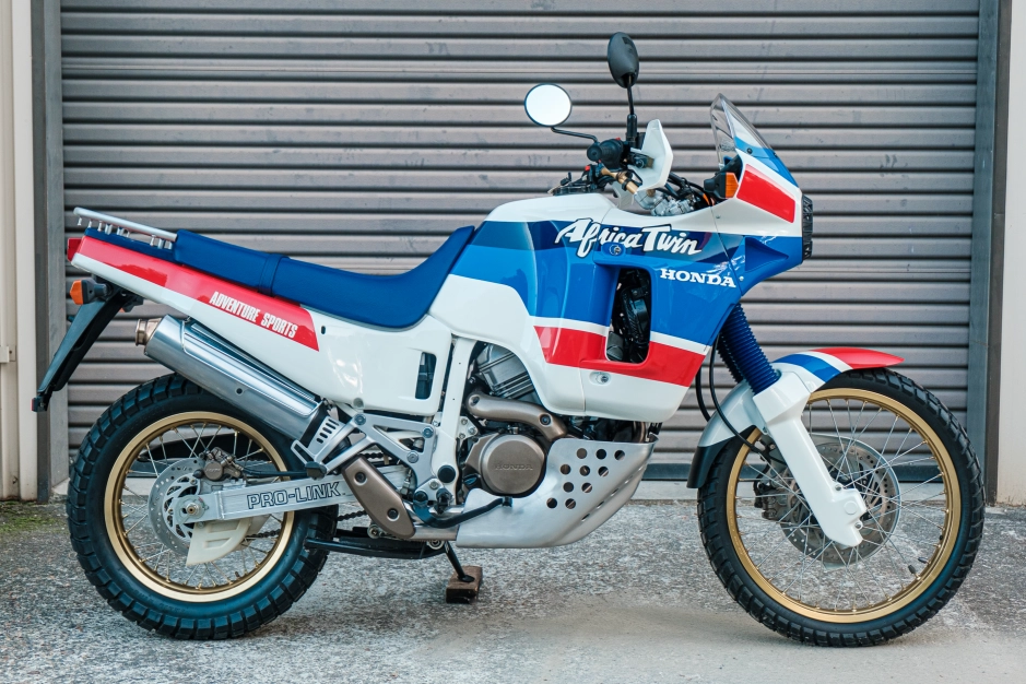 Источник:  https://bringatrailer.com/wp-content/uploads/2020/10/1989_honda_xrv650_africa_twin_rd03_16064292704c7ed257e4dd2691BFA787-6DC7-44E8-87D7-5E2B603E7E14.png?fit=940%2C626