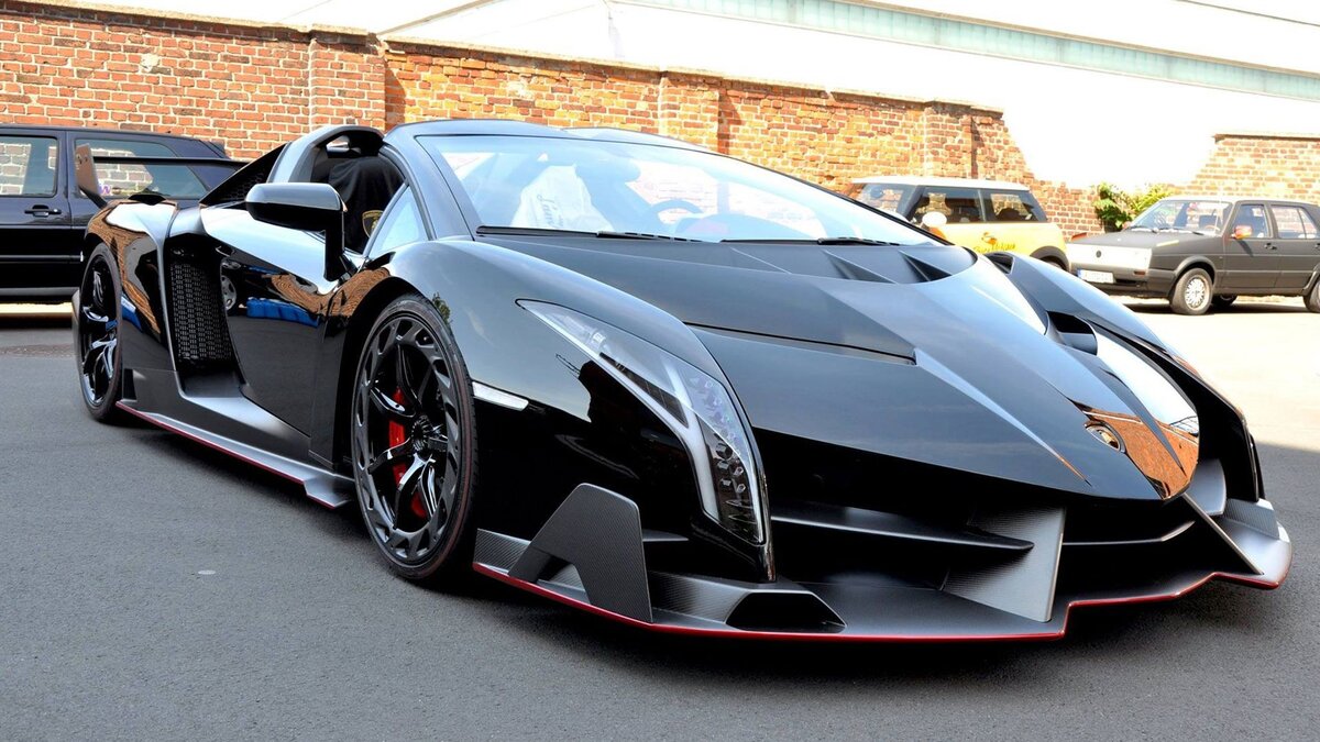  Lamborghini Veneno Roadster выводит аэродинамическую эффективность гоночного болида на дороги общего пользования. Этот суперкар отличается оптимальной аэродинамикой, гарантирующей стабильность в быстрых поворотах, и управляемостью как гоночного болида.