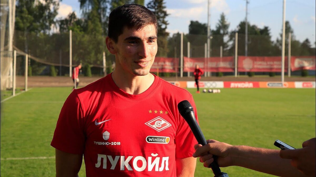 Полузащитник «Спартака» Зелимхан Бакаев рассказал об отношении к соцсетям, деньгам и машинам.— Следишь, что о тебе пишут?— Статьи о «Спартаке» читаю, но искать записи о себе целенаправленно не стану.— Почему в таком случае ты удалил страницу в инстаграме?— Так нужно было. Может, создам скоро вновь. Но сейчас мне нужно сконцентрироваться на футболе. Уход из соцсетей реально помогает.— Удивлялся, когда тебя критиковали из-за замазанных ног на фото?— Ну какая критика?! Лично ее не видел. Просто люди не понимали, почему я так делал. Они просто не знали, поэтому и задавались вопросами.— Понятно, что это уважение к религии, но…— …но у нас правда нельзя показывать колени. Но я понимаю и следующий вопрос: «А зачем ты тогда вообще в футбол играешь?» Отвечаю: там иначе нельзя.Но я пытаюсь соблюдать правила, как могу и где могу, поэтому в публичном инстаграме у меня колени были замазаны.