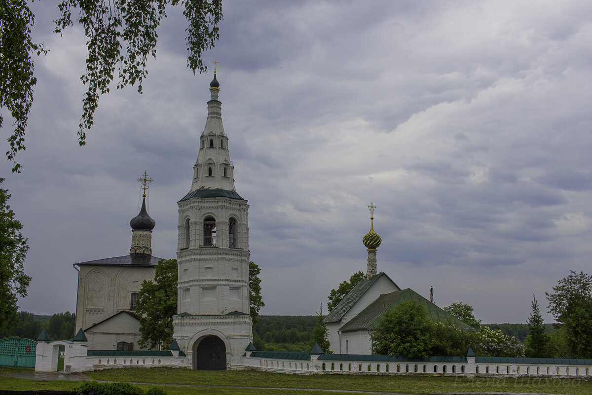 Падающая колокольня в Кидекше